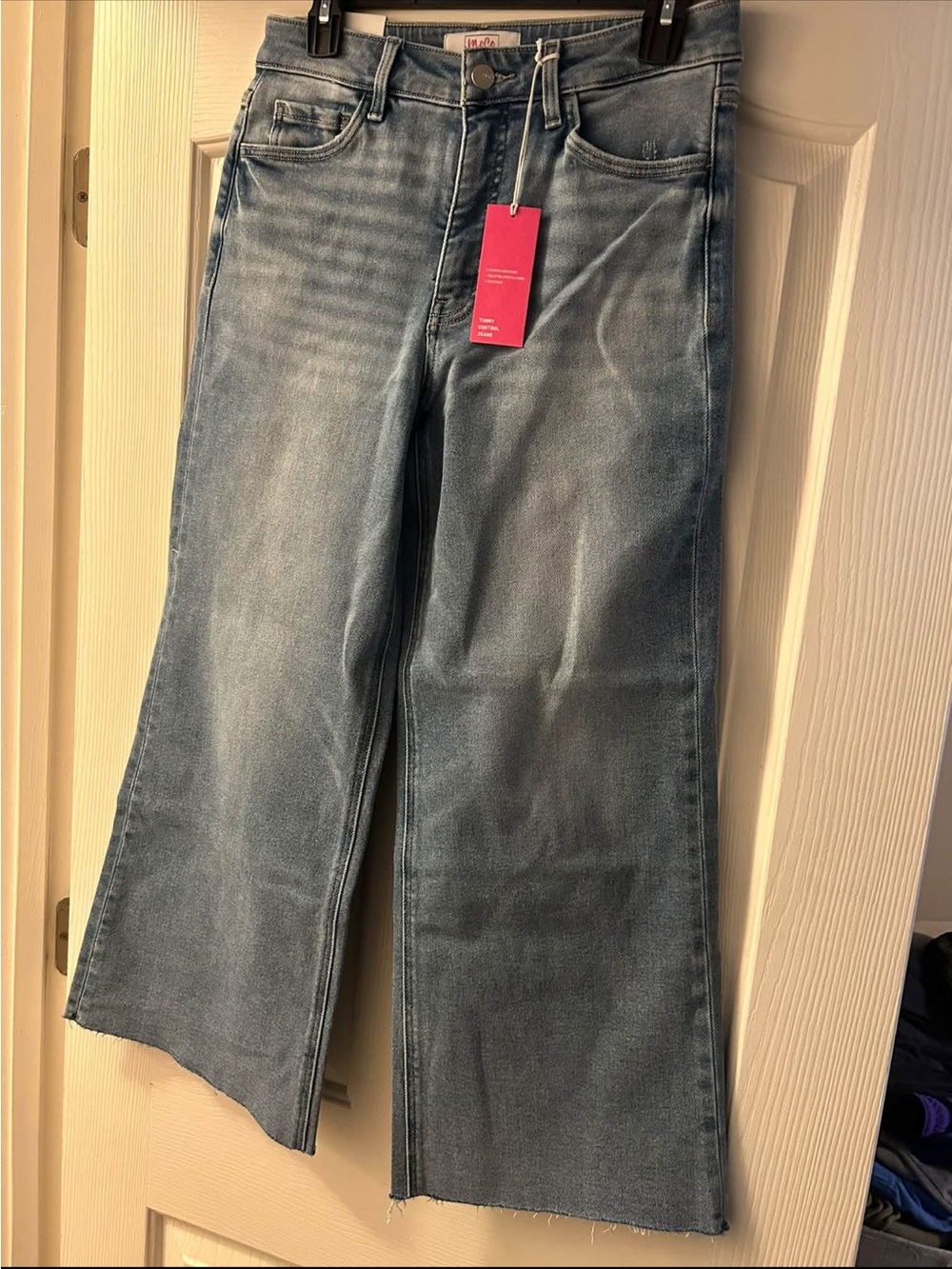 Wide-Leg Cropped Jeans in Light Blue Wash